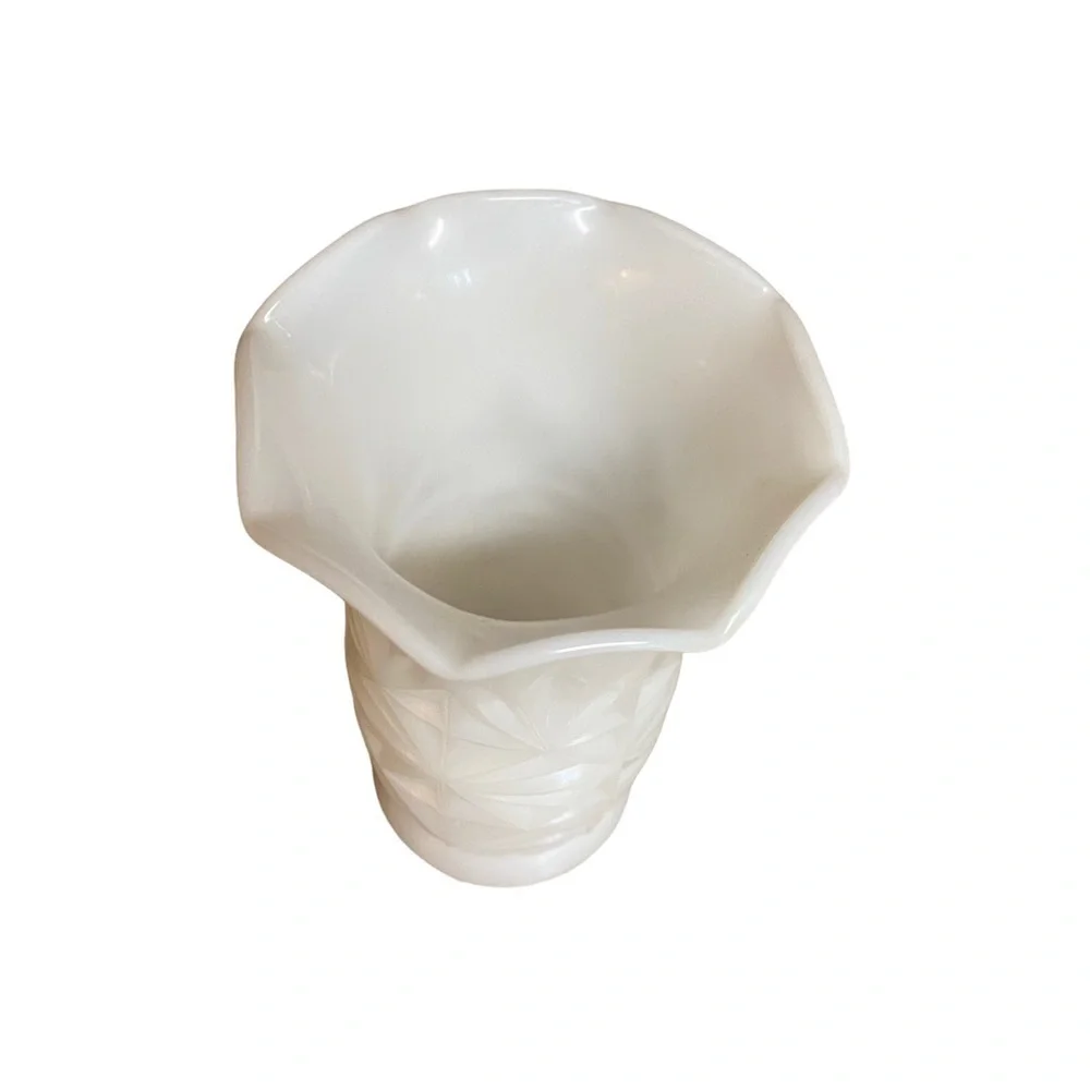 VINTAGE 1960’s Hazel Atlas Milk Glass Vase in Starburst white - Picture 3 of 5